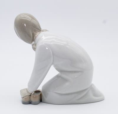 Lladro Made In Spain Little Girl With Slippers Glazed Porcelain Figurine - Thumbnail 5
