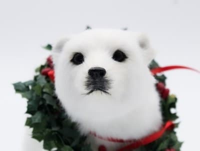 Byers' Choice Vintage 2009 Polar Bear With Wreath The Carolers Christmas Doll - Thumbnail 2
