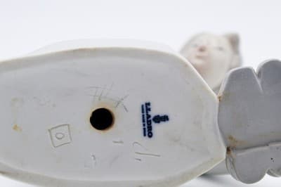 Lladro Made In Spain Little Girl With Slippers Glazed Porcelain Figurine - Thumbnail 6