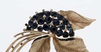Vintage Designer CROWN TRIFARI Blue Rhinestone Gold Tone Leaf Motif Pin Brooch - Thumbnail 2