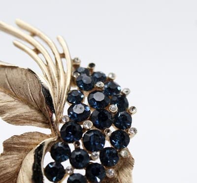 Vintage Designer CROWN TRIFARI Blue Rhinestone Gold Tone Leaf Motif Pin Brooch - Thumbnail 6