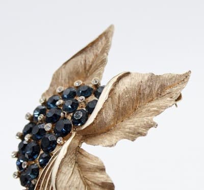 Vintage Designer CROWN TRIFARI Blue Rhinestone Gold Tone Leaf Motif Pin Brooch - Thumbnail 4
