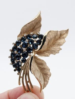 Vintage Designer CROWN TRIFARI Blue Rhinestone Gold Tone Leaf Motif Pin Brooch - Thumbnail 3