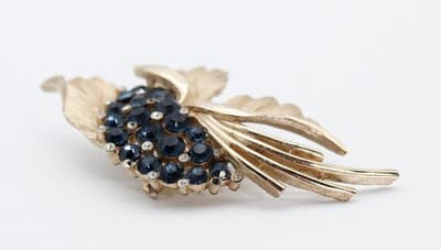 Vintage Designer CROWN TRIFARI Blue Rhinestone Gold Tone Leaf Motif Pin Brooch - Thumbnail 5