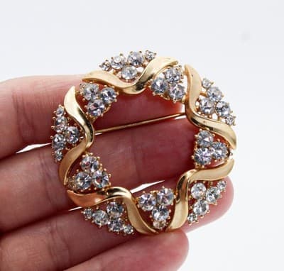 Vintage 1950's Gold Tone & Rhinestone Large Round TRIFARI Pin Brooch - Thumbnail 3