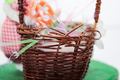 2010 ANNALEE MOBILITEE "Easter Basket Bunny" Artisan Easter Doll 5" - Thumbnail 5