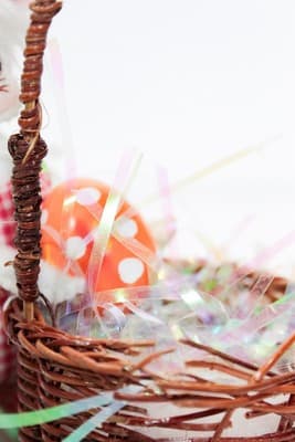 2010 ANNALEE MOBILITEE "Easter Basket Bunny" Artisan Easter Doll 5" - Thumbnail 3