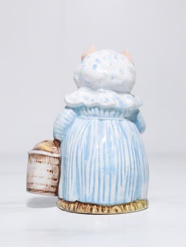 1970 England Beswick BEATRIX POTTER'S "Aunt Pettitoes" Porcelain Figurine - Thumbnail 4