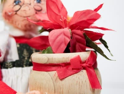 1992 ANNALEE MOBILITEE Mrs. Claus Holding Poinsettia Christmas Doll NWT - Thumbnail 3
