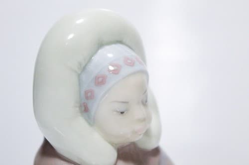 Retired LLADRO Spain Eskimo Boy with Polar Bear Cub Porcelain Figurine #1195 - Thumbnail 6