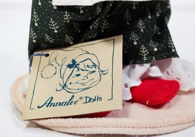 1992 ANNALEE MOBILITEE Mrs. Claus Holding Poinsettia Christmas Doll NWT - Thumbnail 4