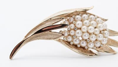 Vintage CROWN TRIFARI Faux Pearl & Rhinestone Floral Bouquet Motif Pin Brooch - Thumbnail 7