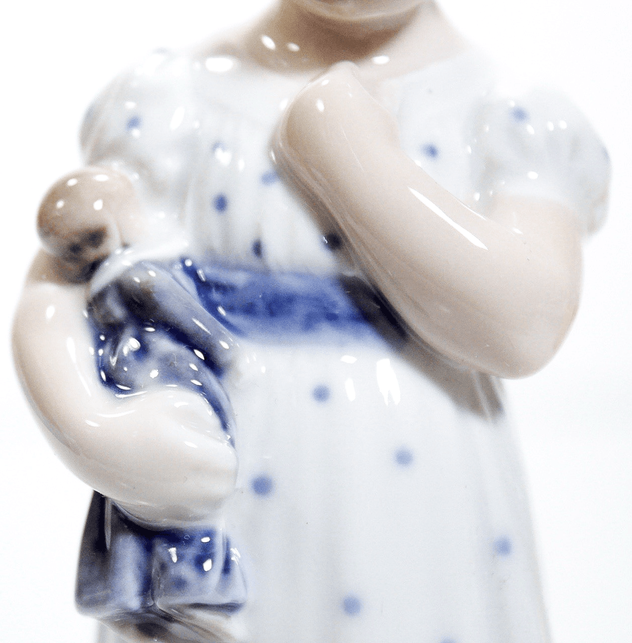 ROYAL COPENHAGEN Denmark Girld With Pot Lids #3677 Porcelain Figurine - Thumbnail 3