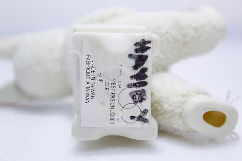 Vintage DEPARTMENT 56 Snowbunnies "I Can Do It Myself" Holiday Porcelain Figure - Thumbnail 7