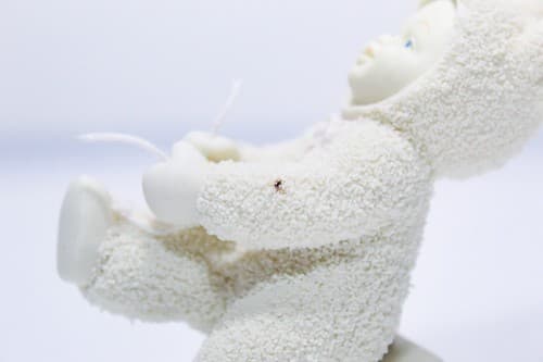 Vintage DEPARTMENT 56 Snowbunnies "I Can Do It Myself" Holiday Porcelain Figure - Thumbnail 5