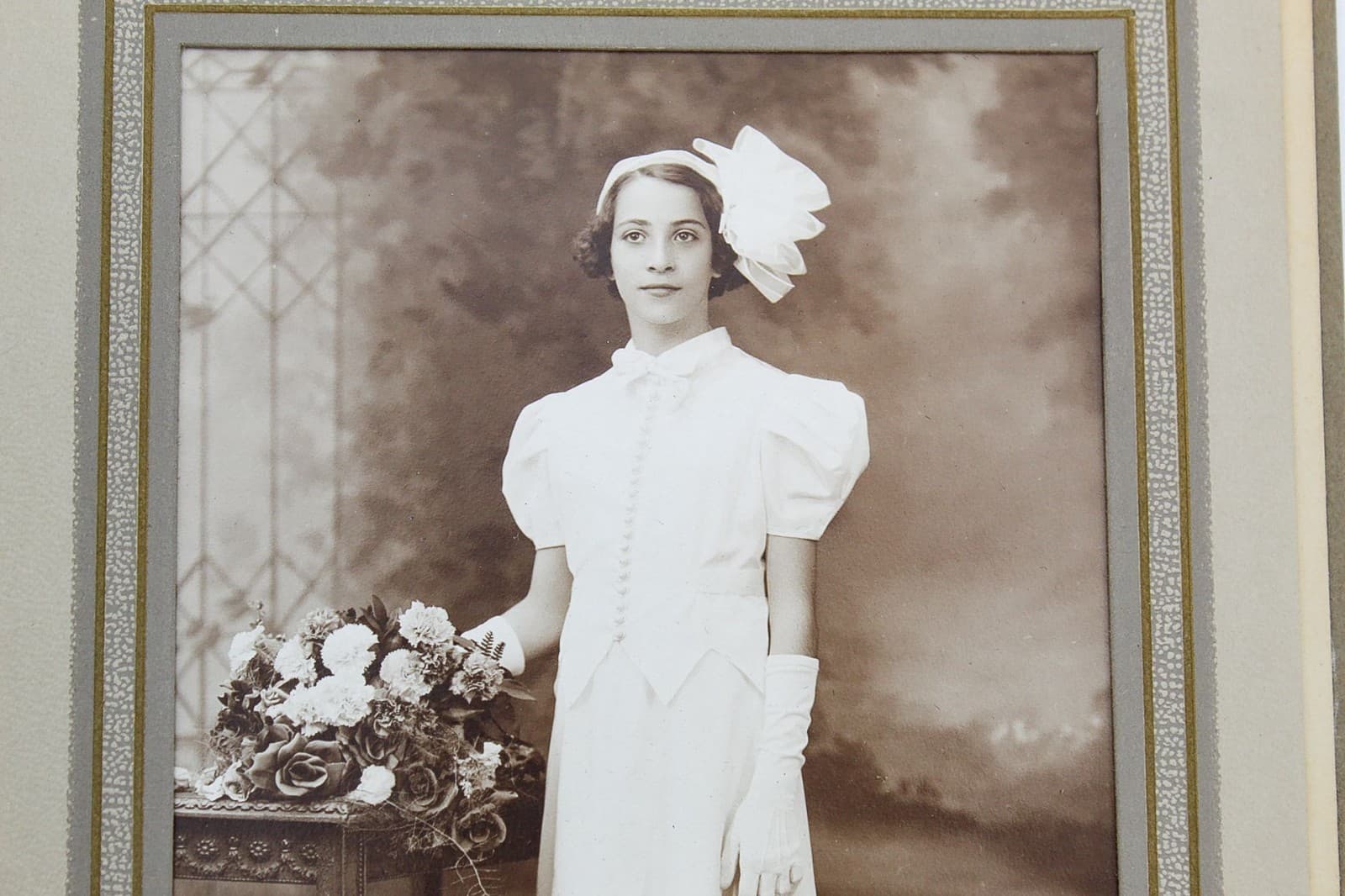 Antique 1900's Photograph Of Young Girl In White Dress Cabinet Card Photo - Thumbnail 5