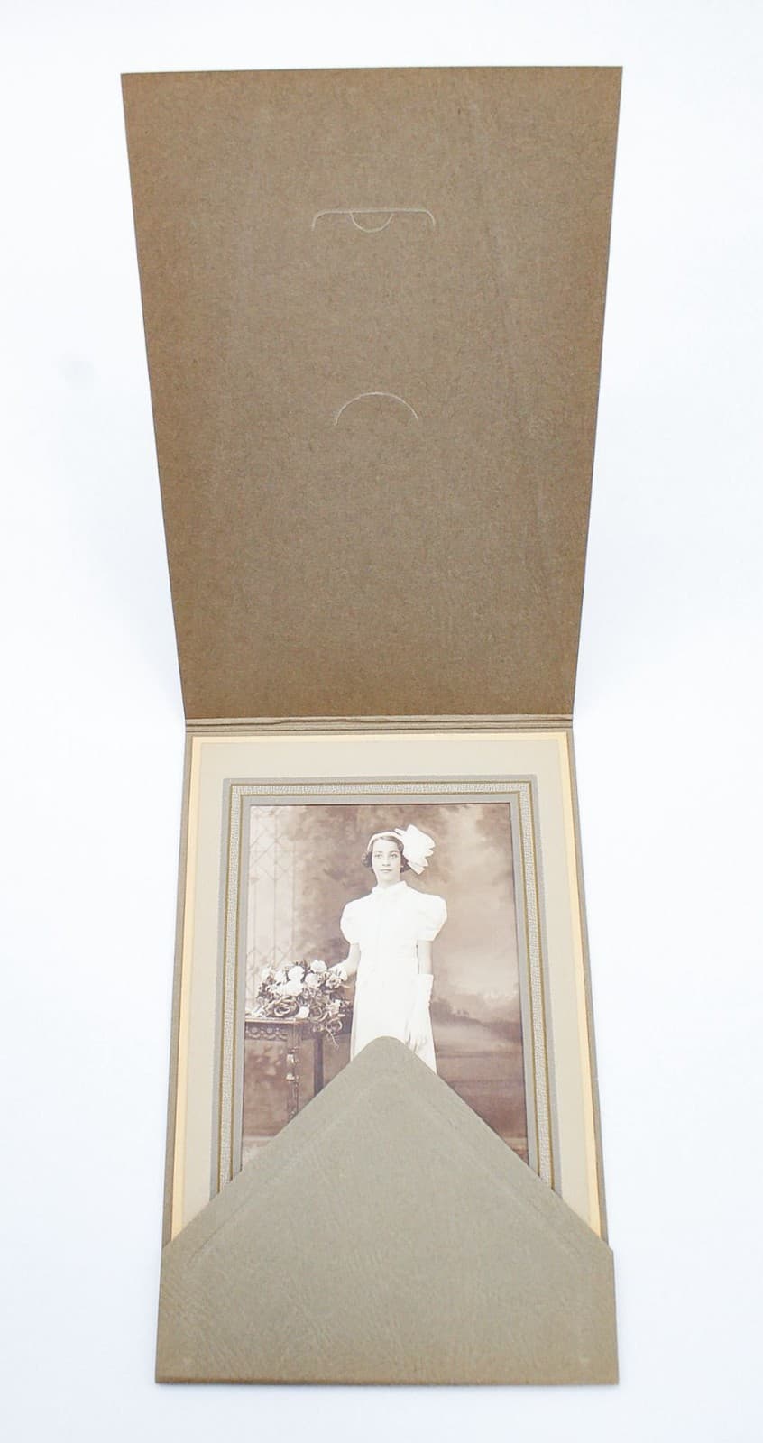 Antique 1900's Photograph Of Young Girl In White Dress Cabinet Card Photo - Thumbnail 2
