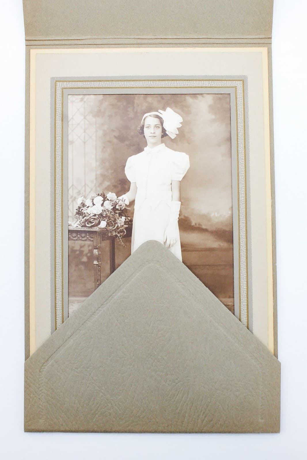 Antique 1900's Photograph Of Young Girl In White Dress Cabinet Card Photo - Thumbnail 4