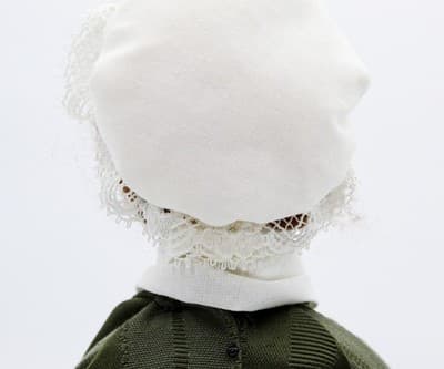 Byers' Choice 2007 Williamsburg Colonial Woman With Wassail Bowl Christmas Doll - Thumbnail 7