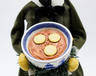 Byers' Choice 2007 Williamsburg Colonial Woman With Wassail Bowl Christmas Doll - Thumbnail 3