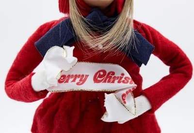 Byers' Choice 1995 Woman With Merry Christmas Scroll The Carolers Artisan Doll - Thumbnail 3