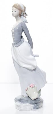 Vintage LLADRO Made In Spain "Wind Blown Girl" Large Porcelain Figure RETIRED - Thumbnail 6