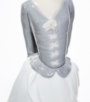Vintage LLADRO Made In Spain "Wind Blown Girl" Large Porcelain Figure RETIRED - Thumbnail 3