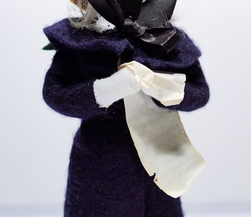 1982 BYER'S CHOICE The Carolers Woman w/ Music Sheet Christmas Figure Signed - Thumbnail 3
