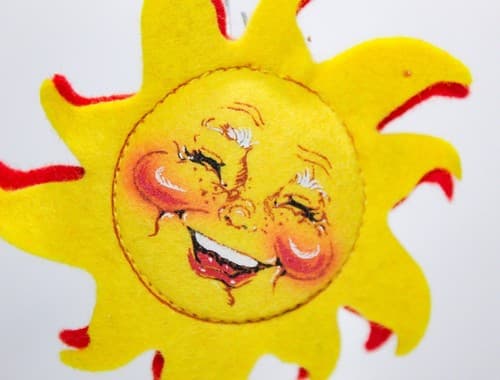 Vintage ANNALEE Mobilitee Felt Smiling Sun Red/Yellow Pin Brooch - Thumbnail 3