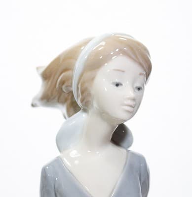 Vintage LLADRO Made In Spain "Wind Blown Girl" Large Porcelain Figure RETIRED - Thumbnail 2