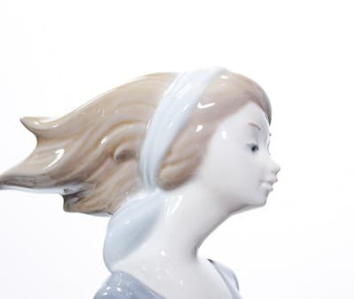 Vintage LLADRO Made In Spain "Wind Blown Girl" Large Porcelain Figure RETIRED - Thumbnail 8