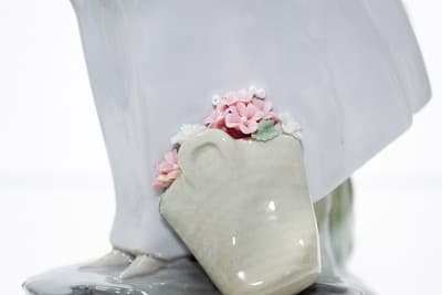 Vintage LLADRO Made In Spain "Wind Blown Girl" Large Porcelain Figure RETIRED - Thumbnail 5