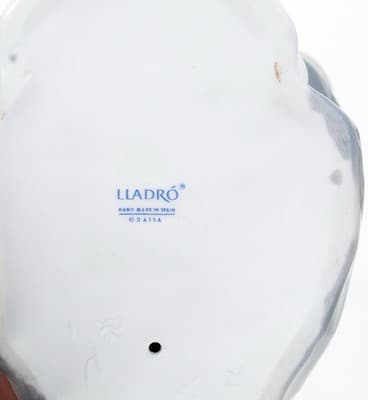 Vintage LLADRO Made In Spain "Wind Blown Girl" Large Porcelain Figure RETIRED - Thumbnail 9