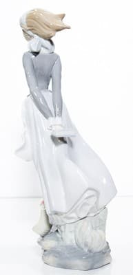 Vintage LLADRO Made In Spain "Wind Blown Girl" Large Porcelain Figure RETIRED - Thumbnail 7