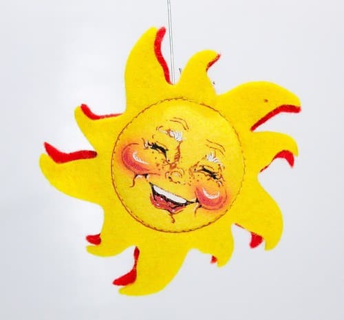 Vintage ANNALEE Mobilitee Felt Smiling Sun Red/Yellow Pin Brooch - Thumbnail 2