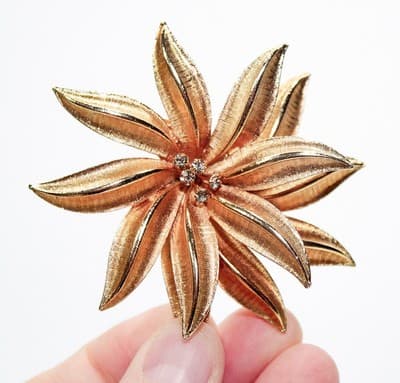 Vintage Gold Tone Rhinestone Textured Floral Motif Statement Pin Brooch - Thumbnail 4