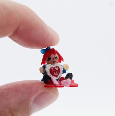 KAREN GIBBS Artisan Dollhouse Miniature Raggedy Ann Doll OOAK - Thumbnail 2