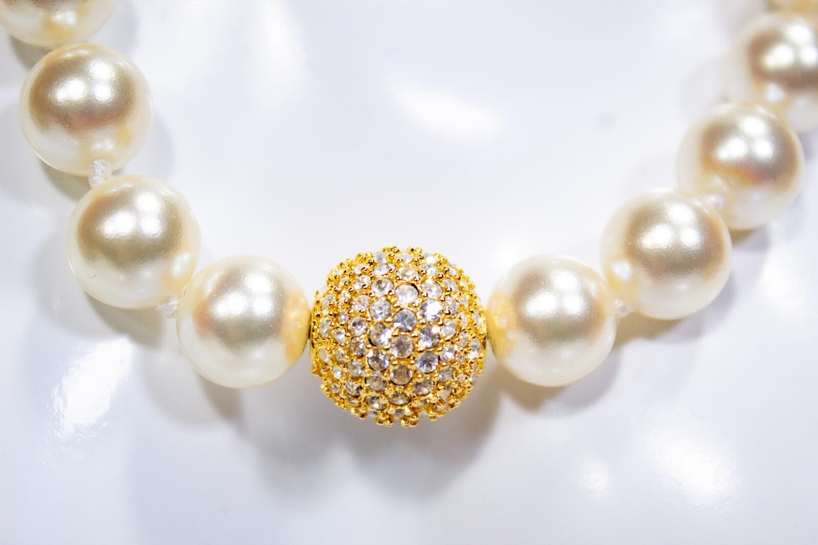 Vintage Faux White Pearl Gold Tone Beaded Necklace 16" - Image 1