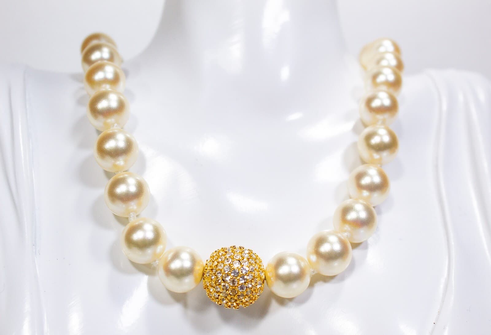 Vintage Faux White Pearl Gold Tone Beaded Necklace 16" - Thumbnail 2