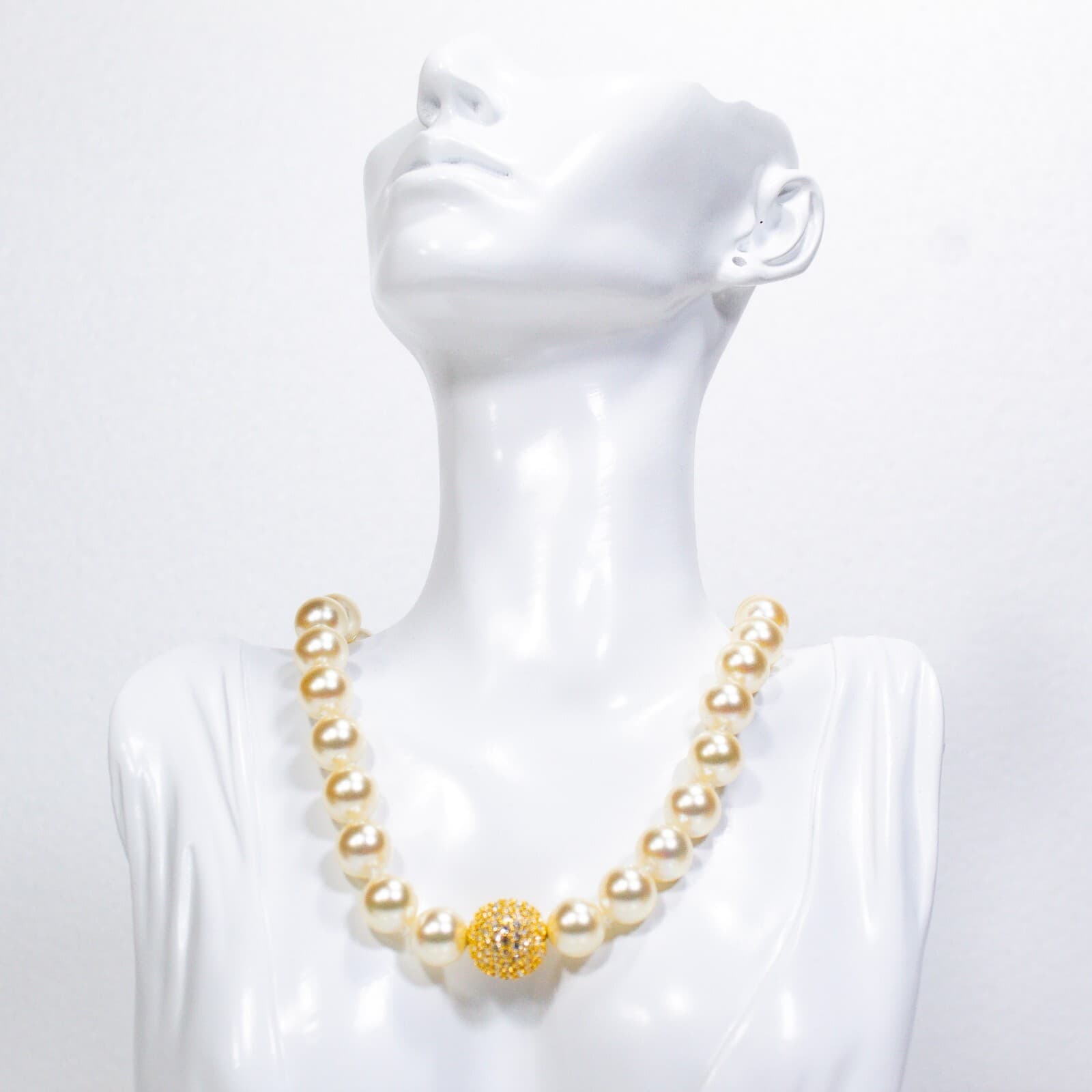 Vintage Faux White Pearl Gold Tone Beaded Necklace 16" - Thumbnail 3