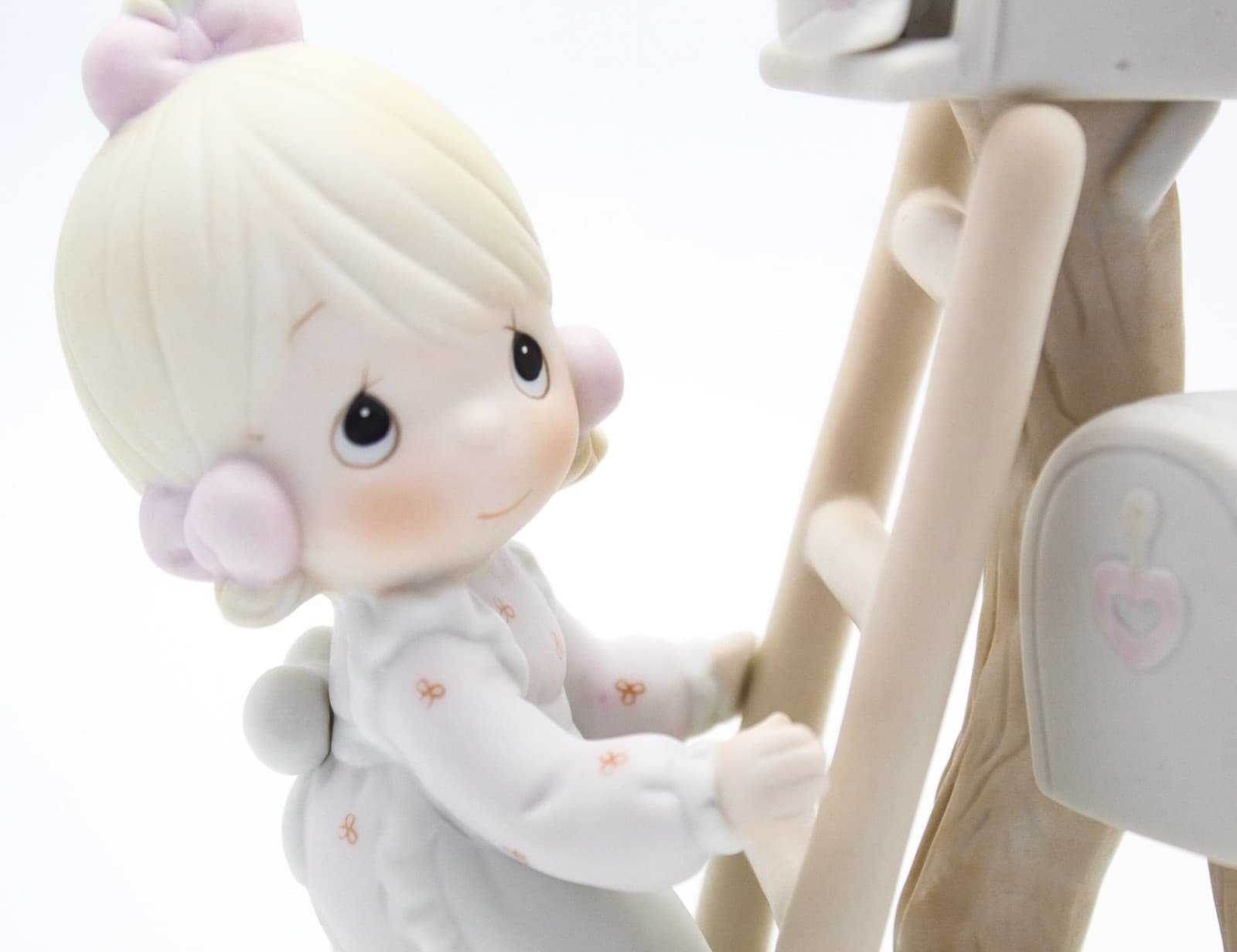 Precious Moments Good News Is So Uplifting Enesco Porcelain Figurine 1991 - Thumbnail 5