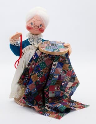 Vtg ANNALEE MOBILITEE Mrs. Claus Quilting Artisan Felt Christmas Doll 13" w/Tag - Thumbnail 7