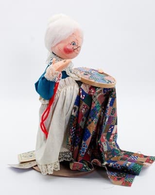 Vtg ANNALEE MOBILITEE Mrs. Claus Quilting Artisan Felt Christmas Doll 13" w/Tag - Thumbnail 3