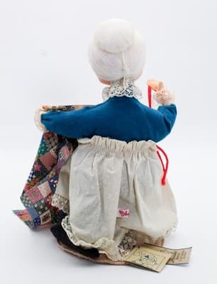 Vtg ANNALEE MOBILITEE Mrs. Claus Quilting Artisan Felt Christmas Doll 13" w/Tag - Thumbnail 2