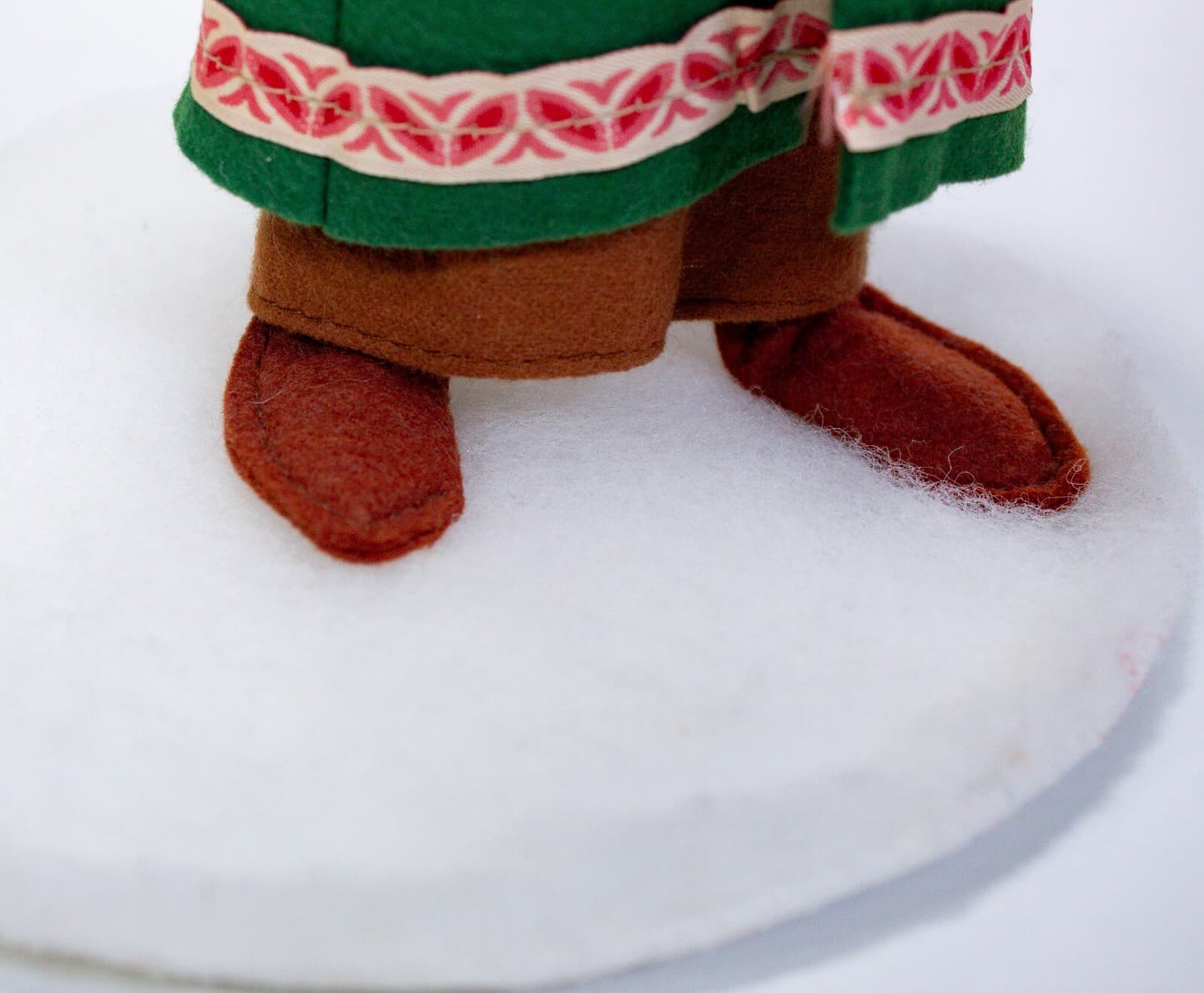 Vtg ANNALEE MOBILITEE 1994 Woman Christmas Caroler Artisan Doll 10" NEW WITH TAG - Thumbnail 3