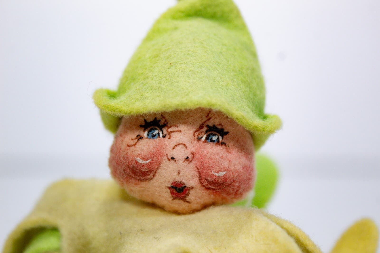 Vintage ANNALEE MOBILITEE 1995 Flexible Yellow Green Spring Elf Artisan Doll 4" - Thumbnail 3