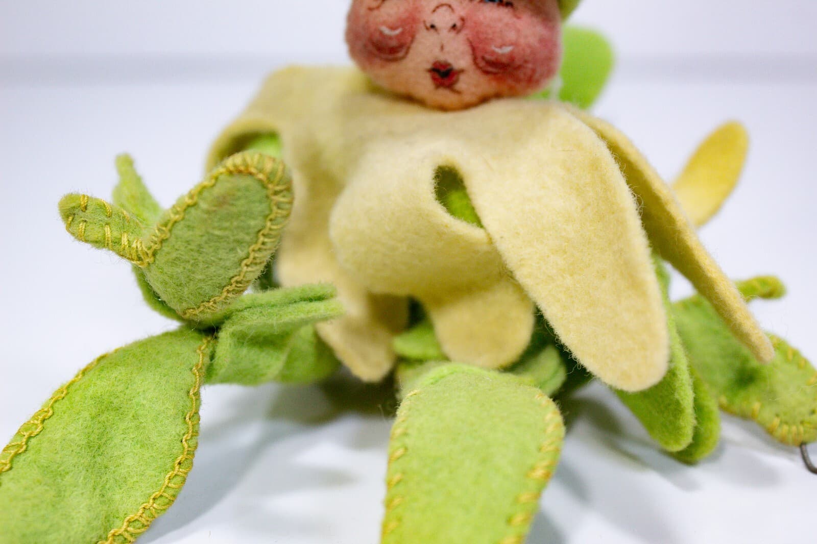 Vintage ANNALEE MOBILITEE 1995 Flexible Yellow Green Spring Elf Artisan Doll 4" - Thumbnail 4