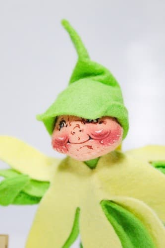 Vintage ANNALEE Mobilitee 1994 Yellow Spring Elf Holiday Felt Doll w/ TAG - Thumbnail 2