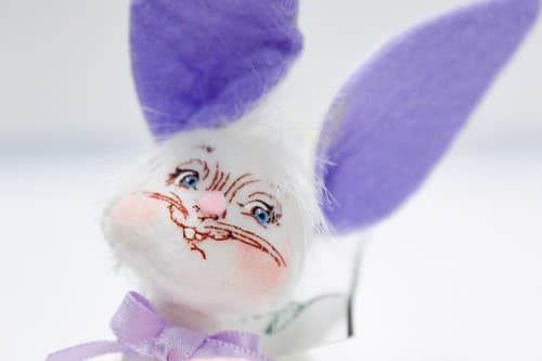 Vtg 2008 ANNALEE Mobilitee EASTER BUNNY W/ PINK EGG Holiday Artisan Doll 5" - Thumbnail 2