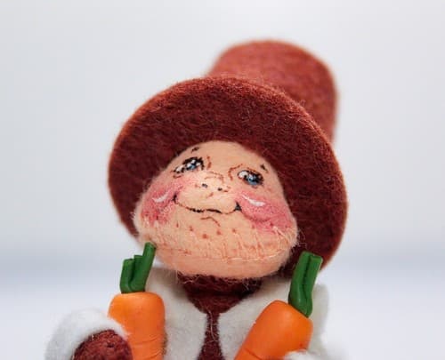 Vintage 1996 ANNALEE Mobilitee Small Pilgrim Boy Holding Carrots Artisan Doll 4" - Thumbnail 2